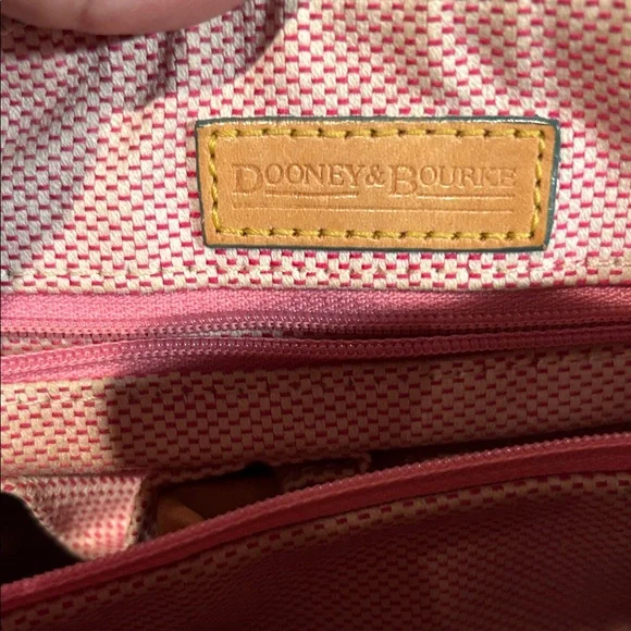 Dooney & Bourke Y2K Stylish Tan Barrel Printed Women's handbag. - Picture 4 of 11